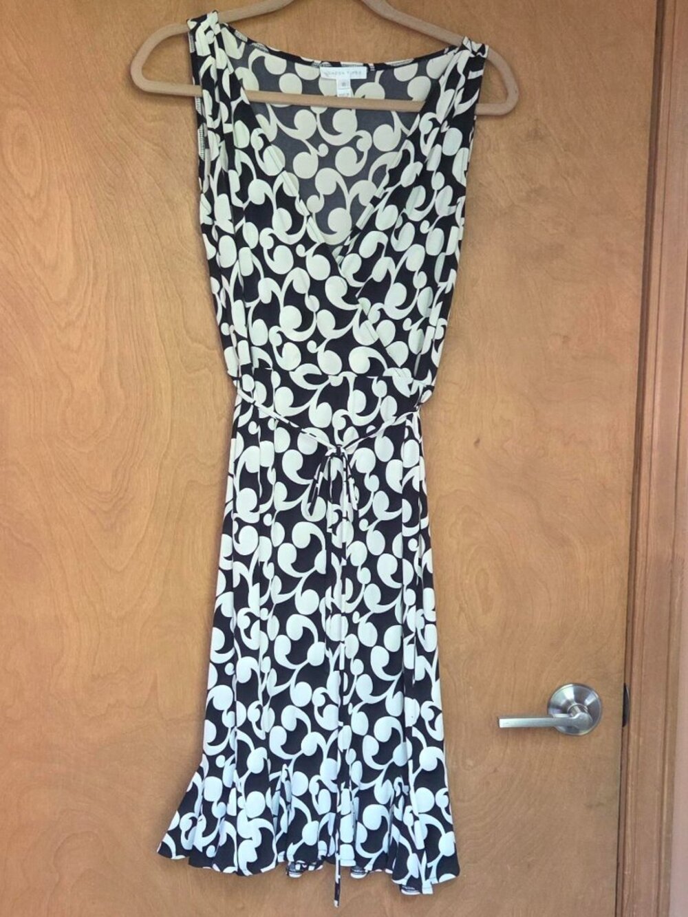 London Time’s Sleeveless Black and Cream Print Dress